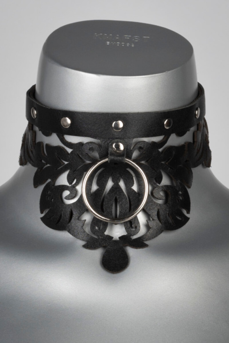Voyeur X Collar Lucy