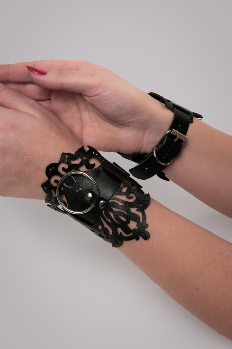 Voyeur X Handcuffs Lucy - Image 4